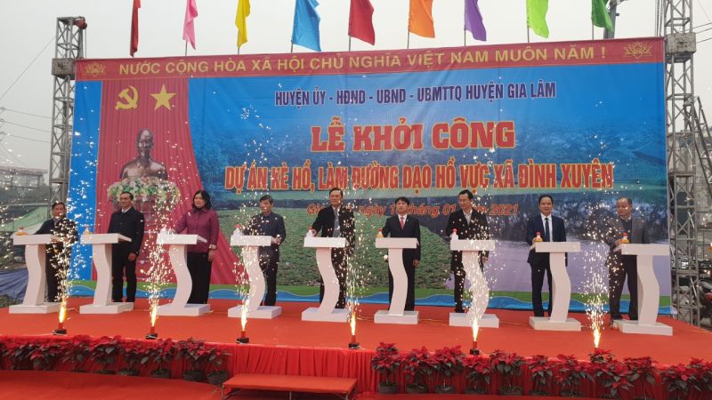 C&aacute;c đại biểu nhấn n&uacute;t khởi c&ocirc;ng c&ocirc;ng tr&igrave;nh