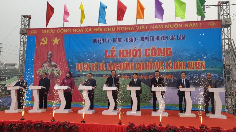 C&aacute;c đại biểu bấm n&uacute;t khởi c&ocirc;ng dự &aacute;n c&ocirc;ng tr&igrave;nh k&egrave; hồ Vực x&atilde; Đ&igrave;nh Xuy&ecirc;n