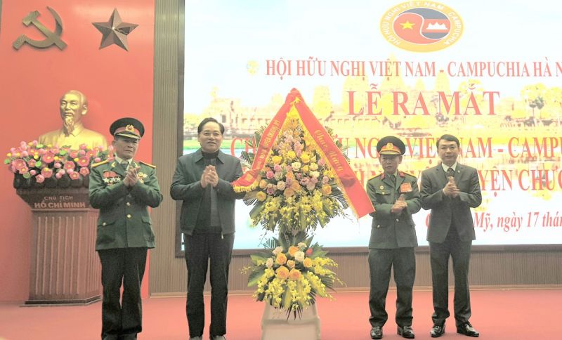 Lãnh đạo Huyện ủy, UBND huyện tặng hoa chúc mừng Chi hội