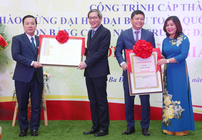 Phó Chủ tịch UBND thành phố Chử Xuân Dũng trao các quyết định công nhận cho Trường Mẫu giáo số 10. Phó Chủ tịch UBND thành phố Chử Xuân Dũng trao các quyết định công nhận cho Trường Mẫu giáo số 10.