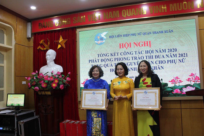 Đồng ch&iacute; Phạm Thị Thanh Hương - Ph&oacute; Chủ tịch Hội LHPN H&agrave; Nội trao Bằng khen của Trung ương Hội LHPN Việt Nam cho c&aacute;c tập thể