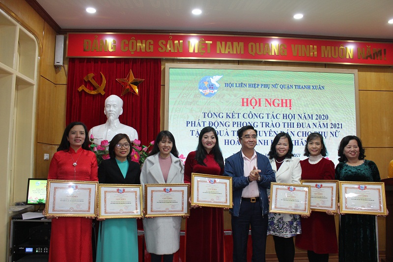 Đồng ch&iacute; V&otilde; Đăng Dũng - Ph&oacute; B&iacute; thư Quận ủy - Chủ tịch HĐND quận tặng Giấy khen của Hội LHPN quận cho c&aacute;c tập thể