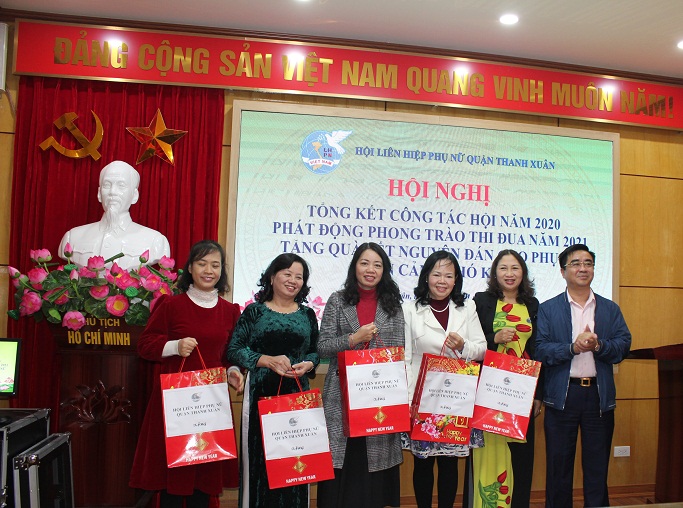 Hội LHPN quận trao tặng 50 suất qu&agrave; cho c&aacute;c gia đ&igrave;nh c&oacute; ho&agrave;n cảnh kh&oacute; khăn, tại hội nghị đại diện l&atilde;nh đạo HPN c&aacute;c phường tiếp nhận v&agrave; sẽ chuyển tới tận tay c&aacute;c gia đ&igrave;nh tr&ecirc;n địa b&agrave;n c&aacute;c phường để