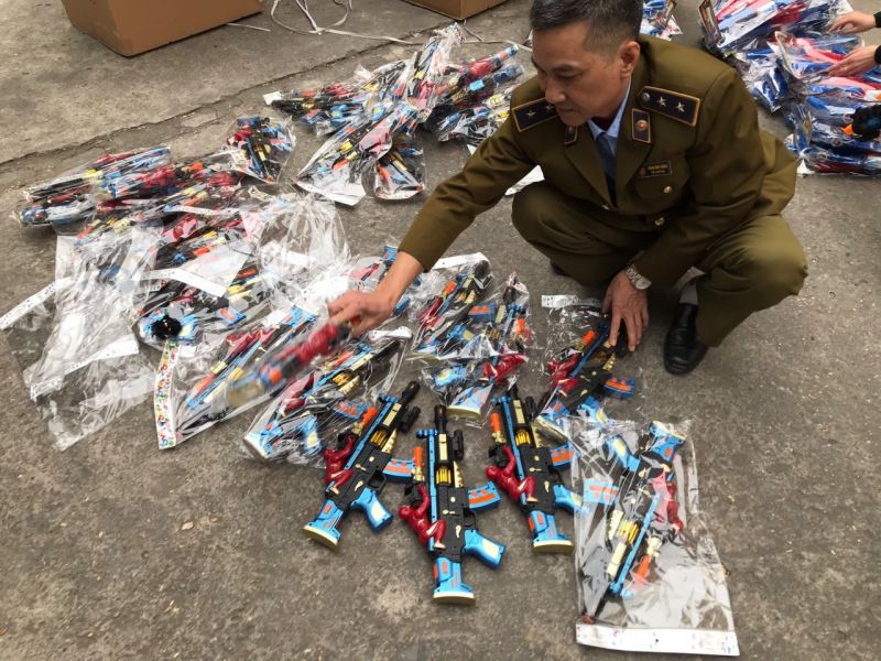 Sản phẩm đồ chơi trẻ em có hình súng các loại không có hóa đơn chứng từ