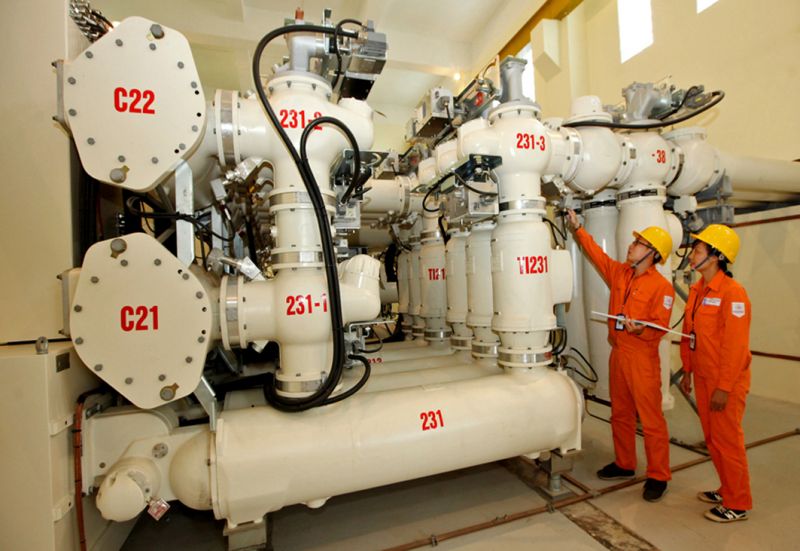 Công nhân Công ty Điện lực Tây Hồ kiểm tra hệ thống Công nhân Công ty Điện lực Tây Hồ kiểm tra hệ thống