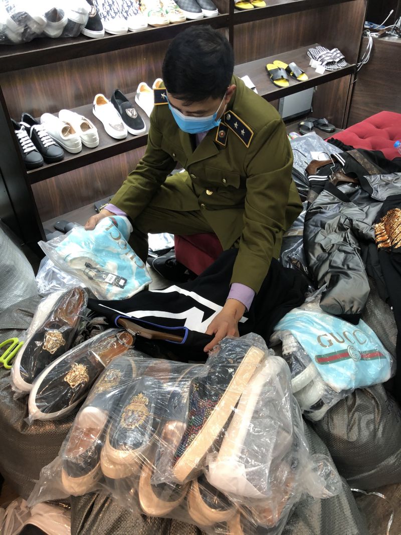 Sản phẩm giầy giả mạo nhãn hiệu nổi tiếng thế giới