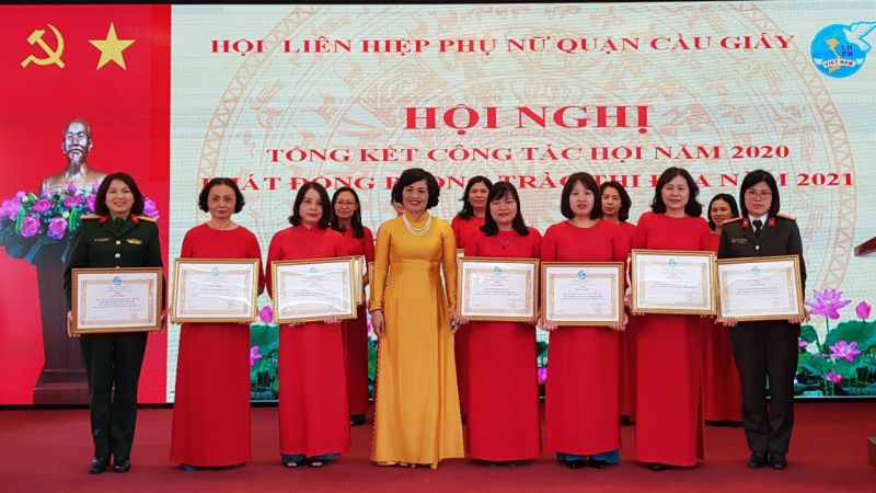 Chủ tịch Hội LHPN quận Cầu Giấy Đỗ Thị Minh Lan trao giấy khen cho các tập thể, cá nhân Chủ tịch Hội LHPN quận Cầu Giấy Đỗ Thị Minh Lan trao giấy khen cho các tập thể, cá nhân