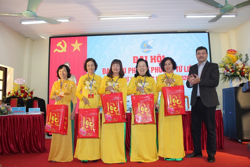 Đồng chí  tặng quà cho các dai biểu