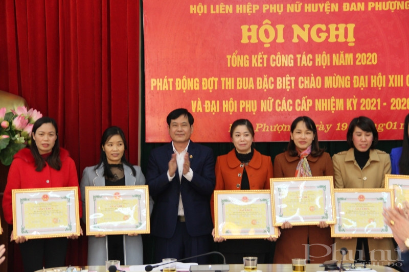 Đồng chí Lê Văn Thìn - Phó Bí thư Thường trực Huyện ủy, Chủ tịch HĐND huyện Đan Phượng trao Giấy khen của Chủ tịch UBND huyện cho các tập thể có thành tích xuất sắc trong công tác Hội năm 2020.