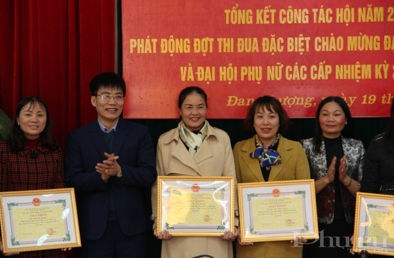 Phạm Hồng Hoàn – Trưởng ban dân vận huyện Đan Phượng và đồng chí Phạm Thị Kim Oanh - Chủ tịch ủy ban MTTQ huyện trao Giấy khen của Chủ tịch UBND huyện Đan Phượng cho cá nhân có thành tích xuất sắc trong công tác Hội năm 2020.