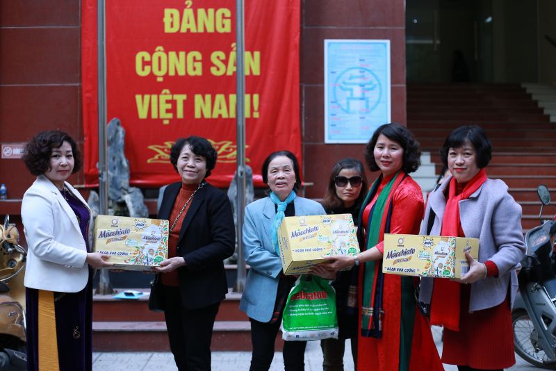 Hội LHPN các phường có phụ nữ khó khăn đại diện nhận hỗ trợ của báo Phụ nữ Thủ đô