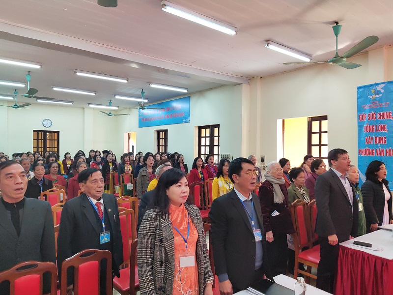 Các đại biểu tham  đại hội thực hiện nghi thức chào cờ