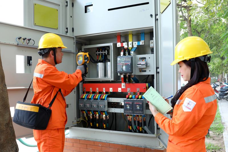 Cán bộ nhân viên Công ty Điện lực Tây Hồ chốt chỉ số điện Cán bộ nhân viên Công ty Điện lực Tây Hồ chốt chỉ số điện
