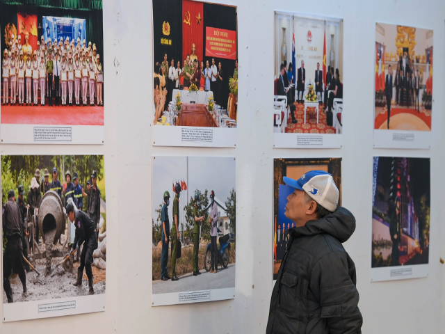 Triển l&atilde;m trưng b&agrave;y hơn 200 h&igrave;nh ảnh, 100 t&agrave;i liệu hiện vật v&agrave; gần 250 ấn phẩm s&aacute;ch, b&aacute;o c&oacute; nội dung về Đảng Cộng sản Việt Nam. Ảnh VGP/Nhật Bắc.