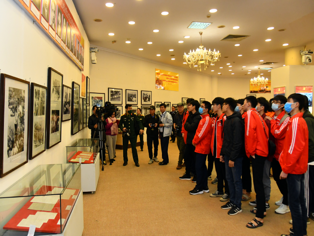 Khai mạc trưng bày tài liệu, hiện vật về 12 kỳ Đại hội Đảng - ảnh 12