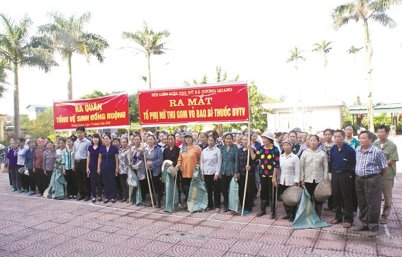 C&aacute;n bộ hội vi&ecirc;n phụ nữ x&atilde; tham gia tổng vệ sinh thực hiện m&ocirc; h&igrave;nh &ldquo;Sạch đồng ruộng&rdquo;