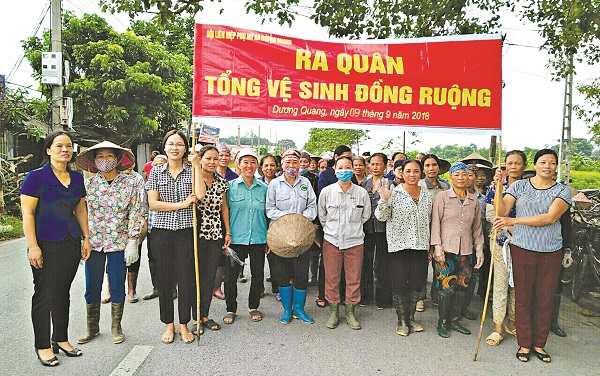 Chị Đỗ Thị Thắm  đầu ti&ecirc;n b&ecirc;n phải c&ugrave;ng chị em c&aacute;n bộ hội vi&ecirc;n phụ nữ ra qu&acirc;n tổng vệ sinh đồng ruộng