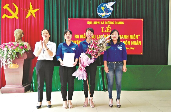 Chị Đỗ Thị Thắm &ndash; Chủ tịch Hội LHPN x&atilde; Dương Quang trao quyết định th&agrave;nh lập m&ocirc; h&igrave;nh CLB &ldquo;Nữ thanh ni&ecirc;n&rdquo;
