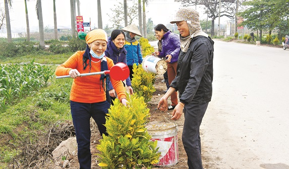 C&aacute;c chị em c&aacute;n bộ hội vi&ecirc;n tham gia trồng v&agrave; chăm s&oacute;c c&aacute;c đoạn đường phụ nữ tự quản