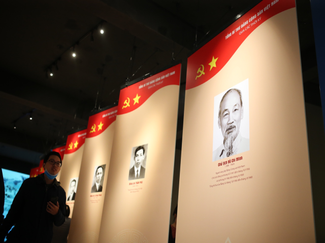 Kh&ocirc;ng gian trưng b&agrave;y ch&acirc;n dung Tổng B&iacute; thư qua c&aacute;c thời kỳ. Ảnh: VGP/Nhật Bắc.