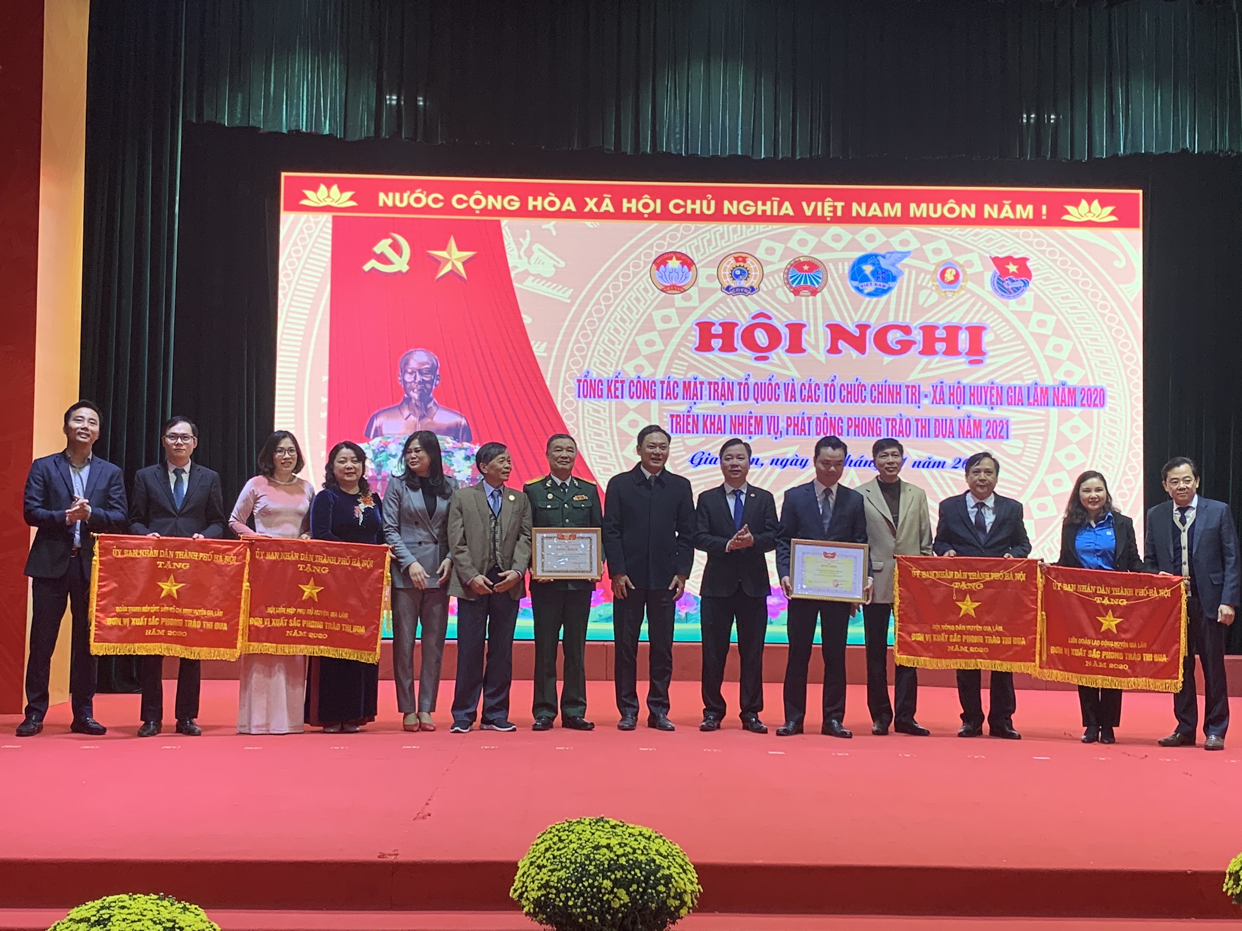 Ủy ban MTTQ huyện và các đoàn thể chính trị - xã hội đã vinh dự đón nhận 4 cờ thi đua và 2 Bằng khen đơn vị xuất sắc phong trào thi đua năm 2020 Ủy ban MTTQ huyện và các đoàn thể chính trị - xã hội đã vinh dự đón nhận 4 cờ thi đua và 2 Bằng khen đơn vị xuất sắc phong trào thi đua năm 2020