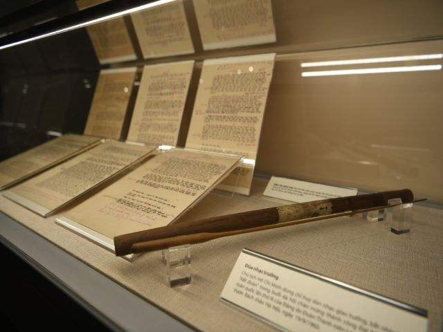 Đũa nhạc trưởng B&aacute;c Hồ bắt nhịp b&agrave;i ca kết đo&agrave;n. Ảnh: VGP/Nhật Bắc.