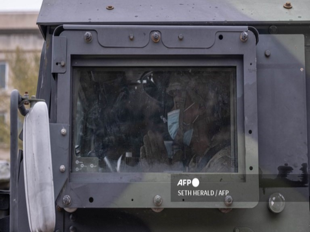 Một số binh sĩ được trang bị vũ khí. Con số Vệ binh quốc gia huy động cho lễ nhậm chức tổng thống Mỹ năm 2021 tăng gấp 2,5 lần so với những lễ nhậm chức tổng thống Mỹ trước đó. Ảnh: AFP.