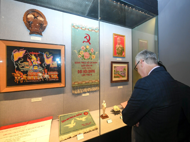 Tặng phẩm của nh&acirc;n d&acirc;n Việt Nam v&agrave; bạn b&egrave; quốc tế tặng Đảng Cộng sản Việt Nam qua c&aacute;c kỳ Đại hội&hellip; Ảnh: VGP/Nhật Bắc.