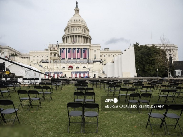 Bên cạnh việc tăng cường an ninh, các công việc chuẩn bị cho lễ nhậm chức của ông Joe Biden cũng đang dần hoàn tất. Lễ nhậm chức của ông Joe Biden diễn ra trong bối cảnh dịch COVID-19 nên việc giãn cách xã hội vẫn là điều cần thiết. Ảnh: AFP.