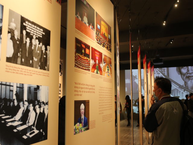 C&aacute;c t&agrave;i liệu, hiện vật gồm: c&aacute;c dự thảo b&aacute;o c&aacute;o, văn kiện, &yacute; kiến đ&oacute;ng g&oacute;p của nh&acirc;n d&acirc;n; h&igrave;nh ảnh hoạt động hướng tới Đại hội đại biểu to&agrave;n quốc lần thứ XIII của Đảng&hellip; Ảnh: VGP/Nhật Bắc.