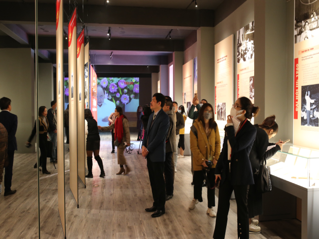 Triển l&atilde;m sẽ gi&uacute;p c&ocirc;ng ch&uacute;ng n&oacute;i chung v&agrave; c&aacute;c c&aacute;n bộ Đảng vi&ecirc;n trẻ n&oacute;i ri&ecirc;ng hiểu r&otilde; hơn về lịch sử của Đảng Cộng sản Việt Nam qua 12 kỳ Đại hội. Ảnh: VGP/Nhật Bắc.