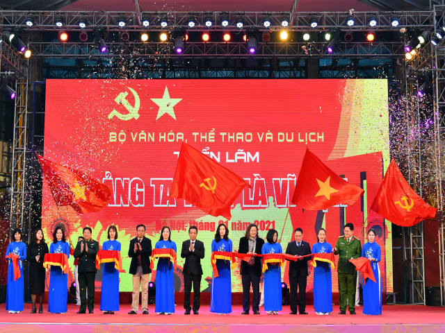 Khai mạc trưng bày tài liệu, hiện vật về 12 kỳ Đại hội Đảng - ảnh 9