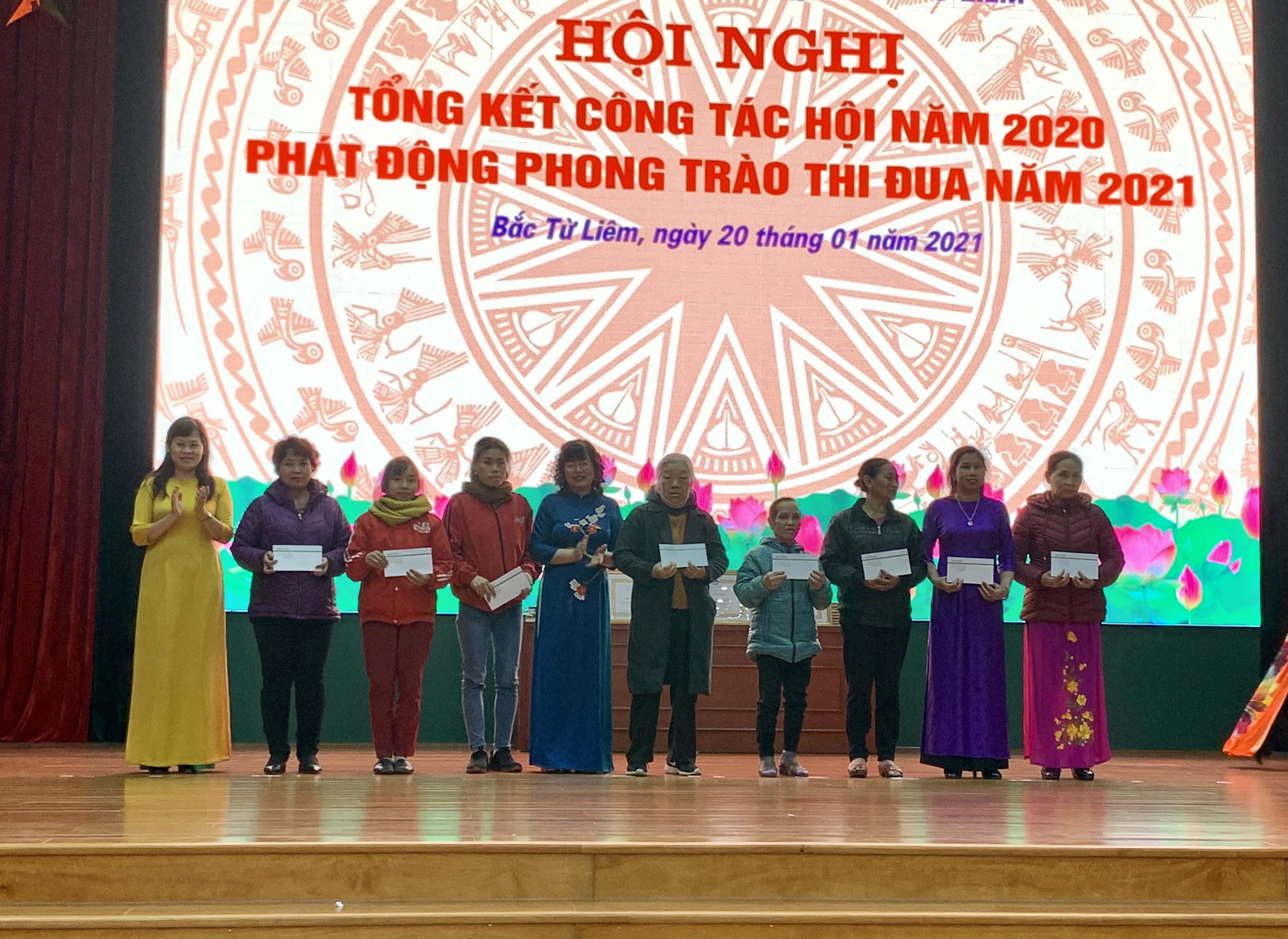 Tặng quà cho các hội viên có hoàn cảnh khó khăn nhân dịp Tết Nguyên đán Tặng quà cho các hội viên có hoàn cảnh khó khăn nhân dịp Tết Nguyên đán