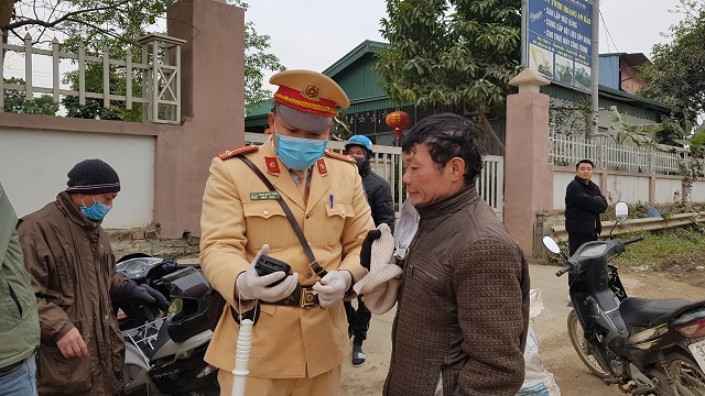 Đội Cảnh sát giao thông số 11, Phòng Cảnh sát giao thông Hà Nội kiểm tra nồng độ cồn với ông Nguyễn Văn Lương (quê ở An Khánh, Hoài Đức). Đội Cảnh sát giao thông số 11, Phòng Cảnh sát giao thông Hà Nội kiểm tra nồng độ cồn với ông Nguyễn Văn Lương (quê ở An Khánh, Hoài Đức).