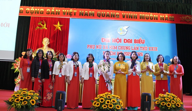 Đồng ch&iacute; Phạm Thị Thanh Hương - Ph&oacute; Chủ tịch Hội LHPN H&agrave; Nội tặng hoa BCH Hội LHPN x&atilde; Kim Chung, huyện Đ&ocirc;ng Anh