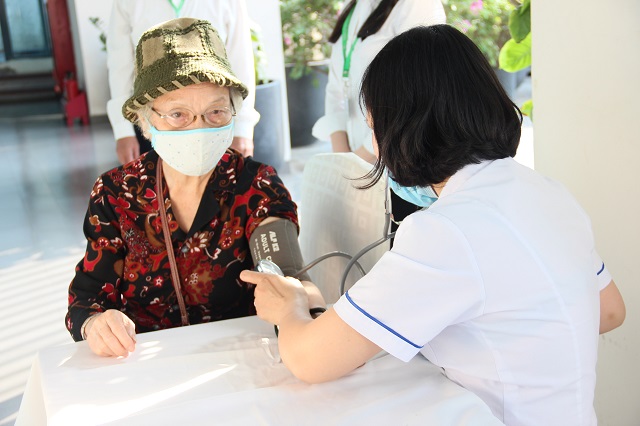 BS bệnh viện L&atilde;o khoa Trung ương đo huyết &aacute;p cho người bệnh