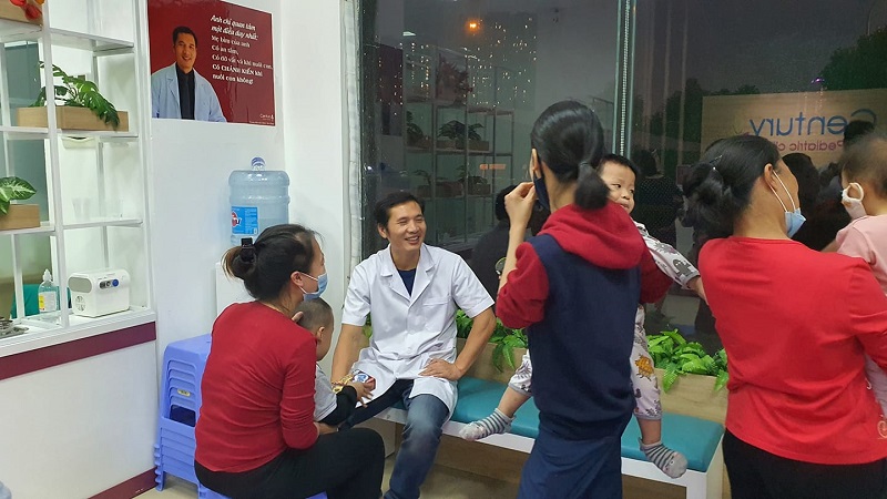 Vị dược sĩ được nhiều bà mẹ tín nhiệm tìm kiếm lời khuyên khi con bị ốm.