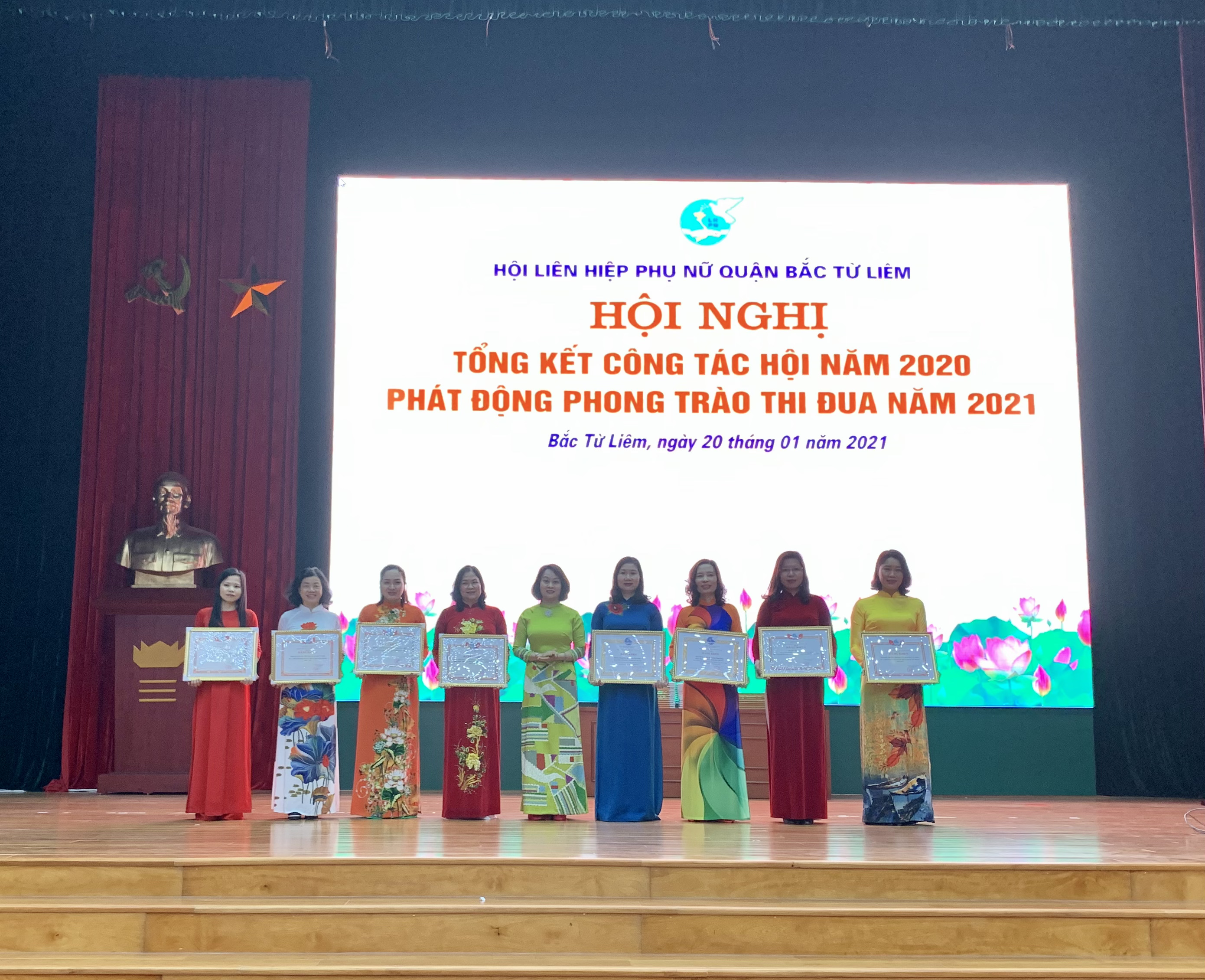 Bà Phạm Thị Thanh Hương, Phó Chủ tịch Hội LHPN TP Hà Nội trao Bằng khen của Hội LHPN Hà Nội cho các tập thể có thành tích xuất sắc trong phong trào Hội Phụ nữ năm 2020 Bà Phạm Thị Thanh Hương, Phó Chủ tịch Hội LHPN TP Hà Nội trao Bằng khen của Hội LHPN Hà Nội cho các tập thể có thành tích xuất sắc trong phong trào Hội Phụ nữ năm 2020