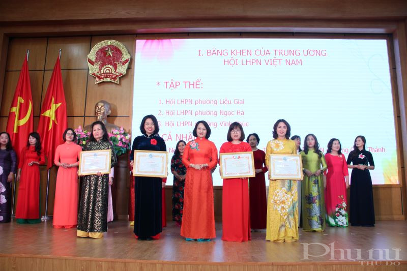 Đồng chí Phạm Thị Thanh Hương - Phó Chủ tịch Hội LHPN Hà Nội trao tặng Bằng khen của TW Hội LHPN Việt Nam cho 3 tập thể, 1 cá nhân có thành tích xuất sắc trong hoạt động công tác Hội năm 2020.