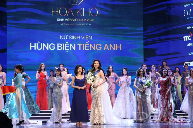 Á khôi 1 còn được trao giải “Nữ sinh viên hùng biện tiếng Anh”