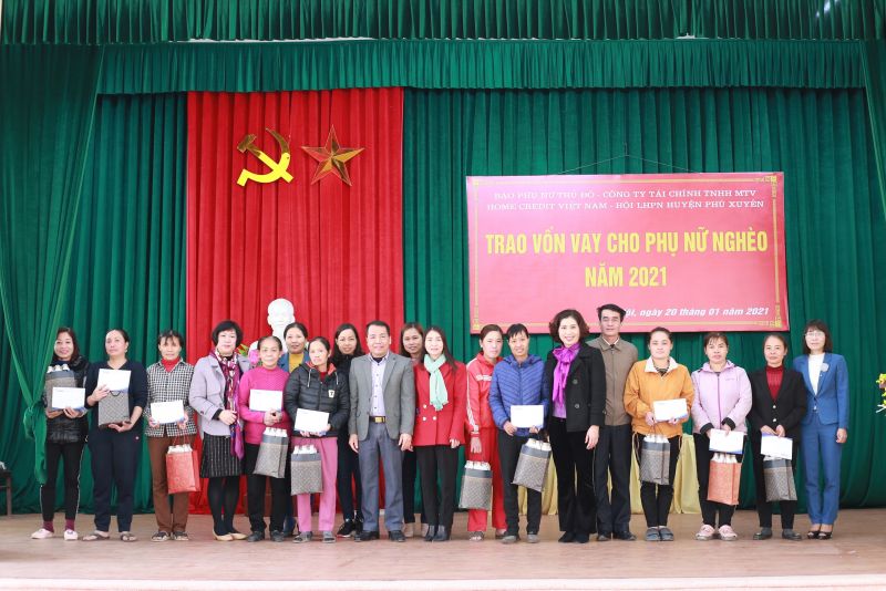 Đ/c L&ecirc; Thị Hồng Minh, Ph&oacute; tổng bi&ecirc;n tập v&agrave; đ/c L&ecirc; V&acirc;n Anh, Trưởng ban H&agrave;nh ch&iacute;nh - Trị sự b&aacute;o PNTĐ trao vốn cho 10 phụ nữ ngh&egrave;o x&atilde; Nam Phong