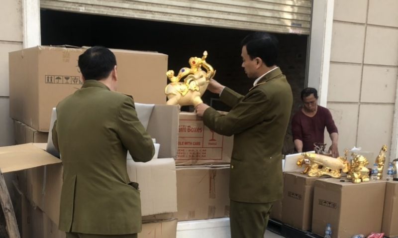 Lực lượng chức năng đang kiểm tra sản phảm tại cơ sơ