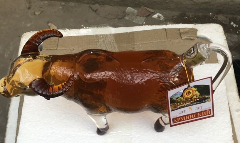 Chai rượu sau sang chiết được gắn chữ nước ngoài