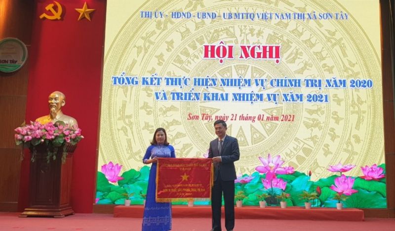 Thành ủy viên, Phó Chủ tịch UBND thành phố Hà Nội Hà Minh Hải trao cờ Đơn vị xuất sắc trong phong trào thi đua cho UBND xã Kim Sơn