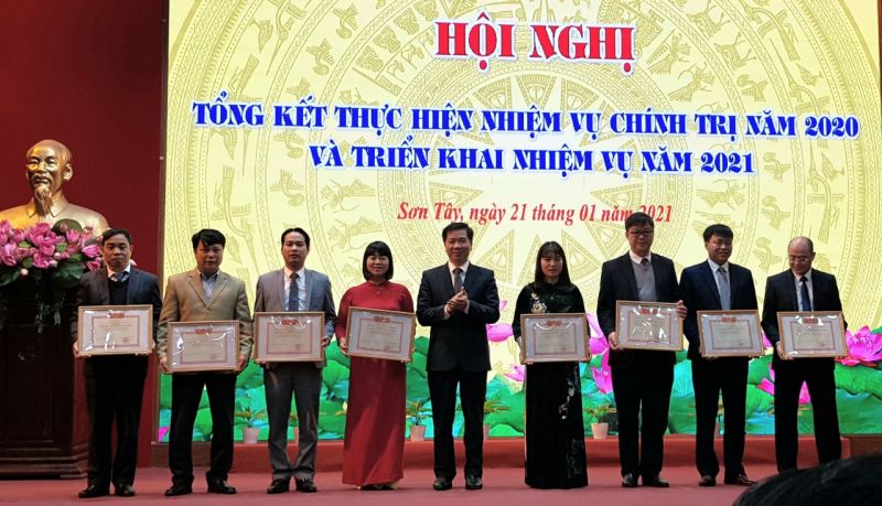 Các tập thể, cá nhân được khen thưởng