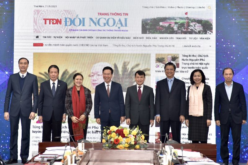 Đồng chí Võ Văn Thưởng, Ủy viên Bộ Chính trị, Bí thư Trung ương Đảng, Trưởng Ban Tuyên giáo Trung ương, Trưởng Ban Chỉ đạo Công tác thông tin đối ngoại Trung ương và các đại biểu tại Lễ khai trương Trang Thông tin đối ngoại điện tử. Ảnh:VGP/Nhật Bắc