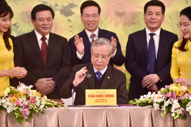 Thường trực Ban Bí thư Trần Quốc Vượng thực hiện nghi thức đóng dấu, ký phát hành bộ tem. Ảnh: VGP/Nhật Bắc