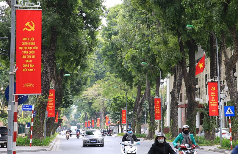 Đường phố rực cờ, sáng, xanh, sạch, đẹp chào mừng Đại hội