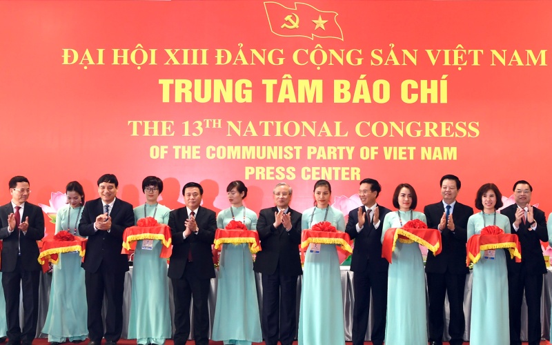 Các đại biểu cắt băng khánh thành Trung tâm Báo chí Đại hội XIII của Đảng