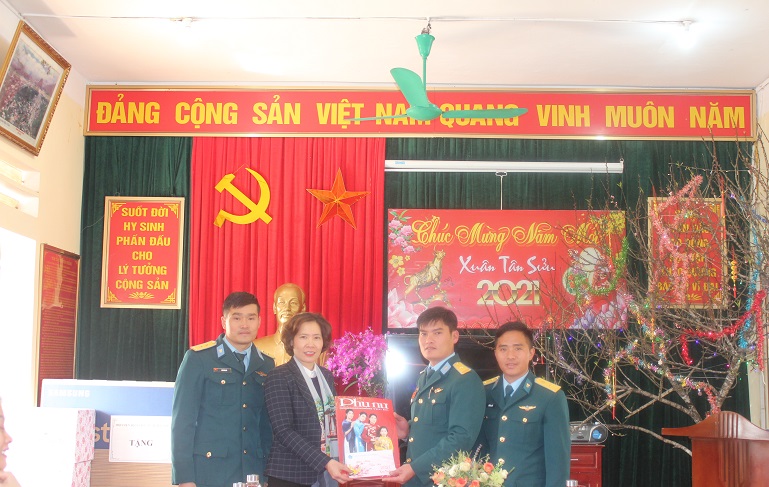 Những tờ báo Xuân Phụ nữ Thủ đô cũng được Đoàn công tác  gửi tặng các chiến sỹ tại Trạm Ra đa 35.